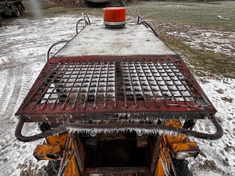 nakladač UNC 060 - 7