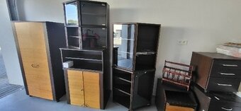 Šatní skříň, nízká skříňka, kontejnery, prosklené skříňky aj - 7