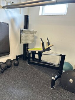 Vybavení fitness centra - posilovací stroje - 7