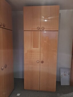 Ložnicový nábytek - 2x skříň, 1x sestava, postel zdarma - 7