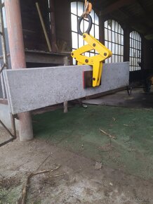 Samosvorné manipulační kleště na stavbu betonového plotu - 7