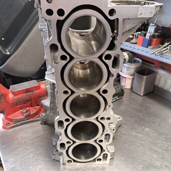 Volvo motor D5 - opravený blok motoru se zárukou - 7
