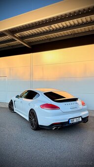 Porsche Panamera 4S svetle šedá folie - 7
