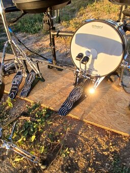 Roland - 7