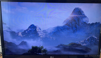 Xbox 360 Slim + 2 ovladače + 3 hry + příslušenství - 7