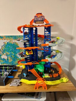 HOT WHEELS CITY T-REX MEGA GARÁŽ + 50 autíček - 7