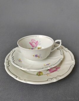 Klasická porcelánová čajová sada s jemným květinovým decorem - 7