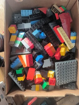 Lego + duplo mix v 10 krabicích od banánu cca 70 kg - 7
