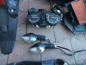 Honda CB125F dily Nadrz sedadlo vyfuk blikace atd - 7