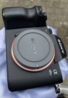 Skvělý Sony Alpha 7 III včetně zoom objektivu FE 24-105 mm F - 7