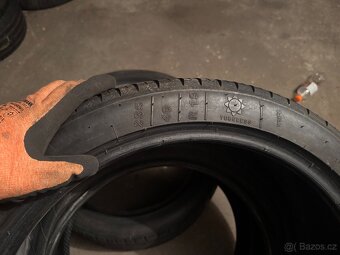 235/40R19 - 7