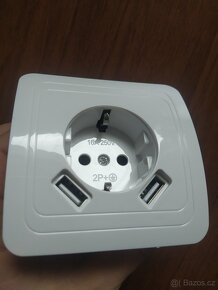 Zásuvka 230 V s USB nabíjením - 7