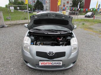 Toyota Yaris 1.3i 64kW, serviska, nová STK, ALU kola - 7