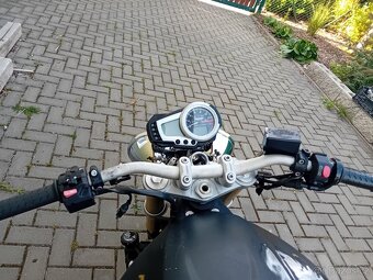 TRIUMPH STREET TRIPLE 675 - 7