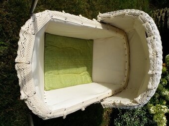 Starožitný kočárek po renovaci - 7