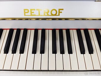 Bílé pianino Petrof mod.104-Dovoz po ČR zdarma 24/7 - 7