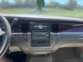 Lincoln Town car - 7