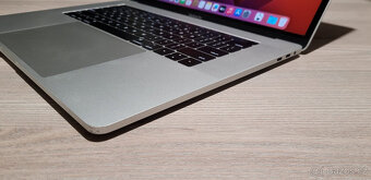 MacBook Pro 15"/Touch Bar/i7 3,8 GHz/16GB/512GB/R555 2GB - 7