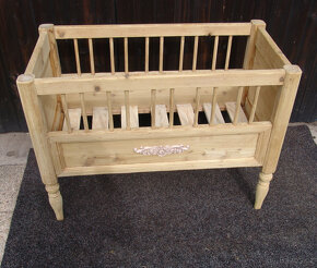 Starožitná dětská postýlka s řezbou - 7