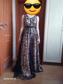 Zlaté dámské šaty s černou krajkou - 7