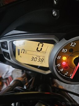 Triumph Street Triple R
- 7