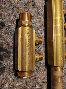 Rozdělovač s vývody pro adaptéry Giacomini. - 7