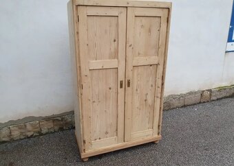 STAROŽITNÁ SKŘÍNKA PO CELKOVÉ RENOVACI - 7