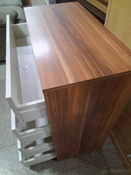 Komoda ořech s bílou - 7