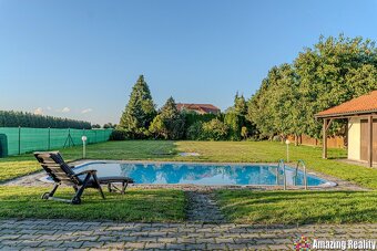 Prodej nadstandardního rodinného domu se zahradním domkem a - 7