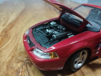 Ford Mustang GT 1999 1/18 Maisto - 7