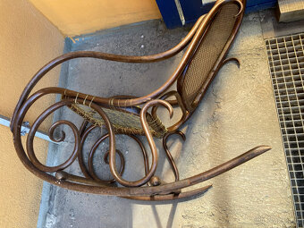 Houpací křeslo staré k resturování za 500 kč - 7