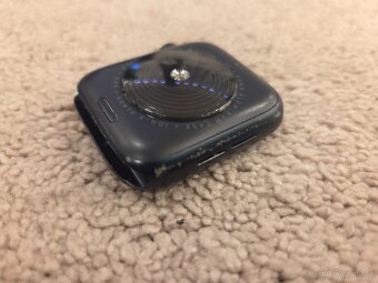 Apple Watch SE (2022) - 44 mm, temně inkoustový hliník - 7