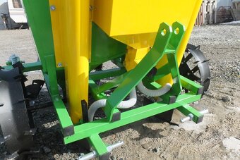 Na sazeč brambor rozmetadlo hnojivá. - 7