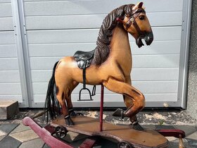 Veliký dřevěný houpací kůň na kolečkách malovaný - 7