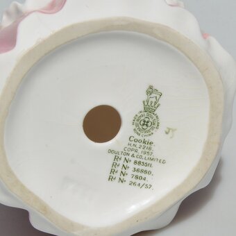 Royal Doulton Starožitná porcelánová soška Holčička a koláč - 7