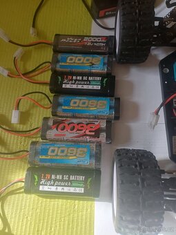 RC auto Himoto Monster EMXT-1 4WD ART 1:10 + 7 baterií - 7