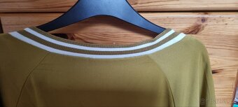 Dámské okrové šaty ke kolenům - 7