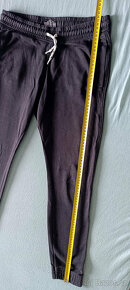 Oblečení po dětech - trička a tepláky - 7