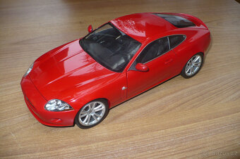 Autíčka,modely,1:18 - 7