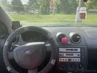 Ford Fiesta 1.3, 51 kW – na opravu nebo náhradní díly - 7