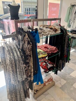 Nábytek do obchodu, stoly, štendry, pult. - 7