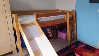 skřín, komoda, poličky, otevřena skříň a postel - 7