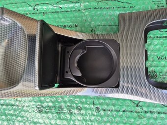 část (kryt) středového panelu s držákem nápojů Peugeot 407 7 - 7