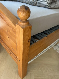 Manželská postel a prádelník z masivu - 7