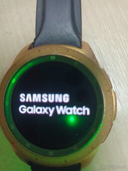 Chytré hodinky Samsung Galaxy Watch 42mm SM-R810, nabíječka - 7