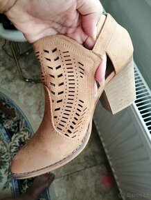 Dámské nové kožené kotníčkove boty. - 7