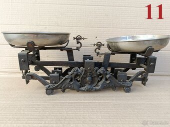 Starožitné rovnoramenné váhy s miskami - 7