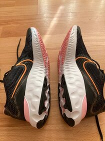 Běžecké boty dámské Nike Renew Run růžové - 7