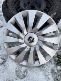 Prodám zimní pneu 215 60 R16 Continental s disky - 7