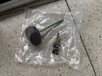 Škoda Rapid střešní uzamykatelné nosiče THULE - 7